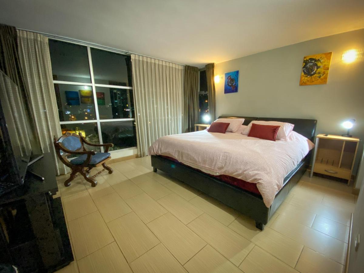 2 Rooms, 1 King Size Bed, 64" Smart Hdtv Guatemala City Exteriör bild