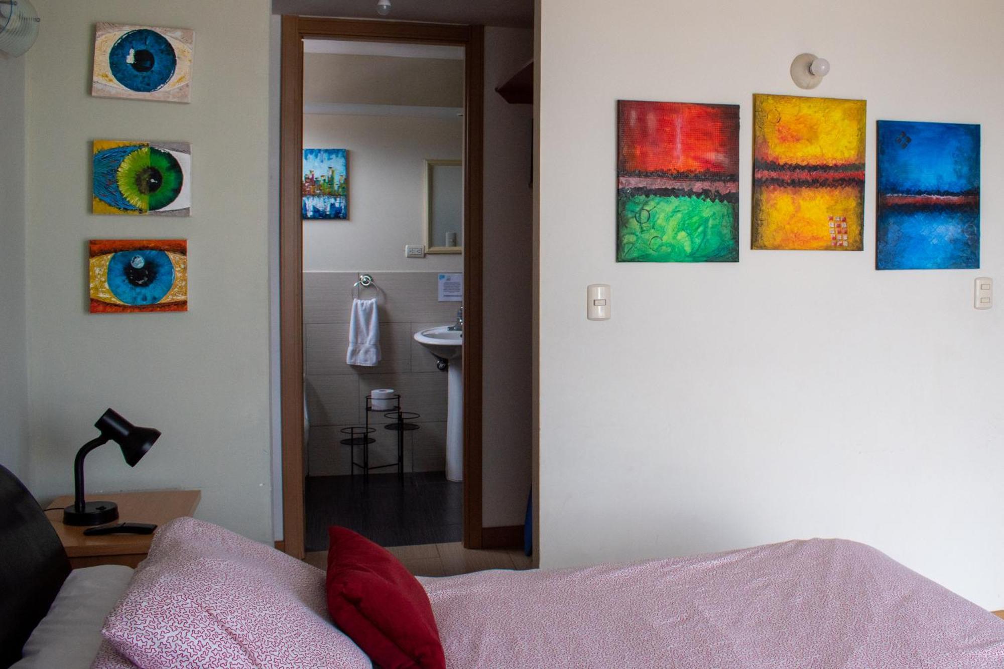 2 Rooms, 1 King Size Bed, 64" Smart Hdtv Guatemala City Exteriör bild